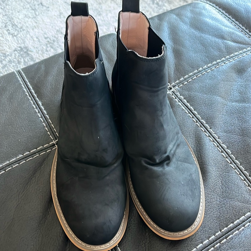 J75 by Jump black leather round toe pull on Chelsea boots